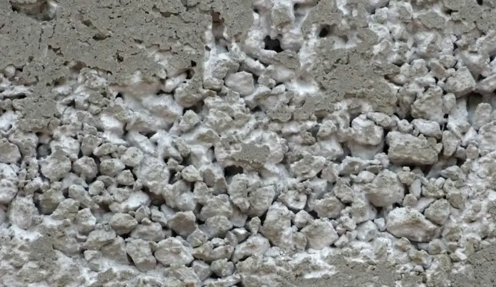 کرمو شدن بتن چیست و چگونه اتفاق می‌افتد؟