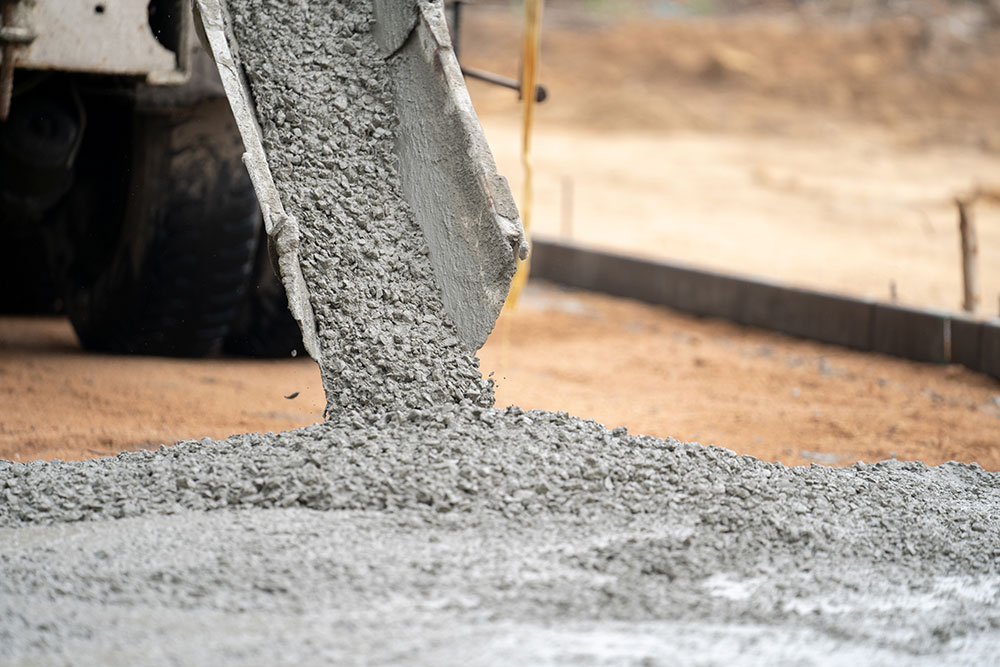 انجام سفت کاری ساختمان در گیلان 1 construction worker pouring wet concret road construction site