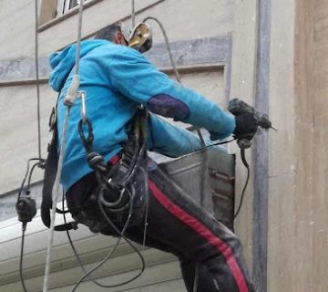 اجرای پیچ و رولپلاک نمای سنگ ساختمان