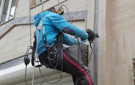 اجرای پیچ و رولپلاک نمای سنگ ساختمان 1 اجرای پیچ و رولپلاک نمای سنگ ساختمان