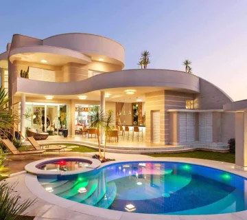 ویژگی اصلی که می توان برای سبک مدرن بیان نمود ساده تر بودن عناصر و جزئیات و حذف تزئینات است، به گونه ای که همه چیز به راحتی و قابل درک است. متریال های مورد استفاده در طراحی مدرن سنگ، چوب و شیشه می باشد. در طراحی ویلاهای مدرن نور دارای اهمیت بسیاری است، از این رو در هنگام‌ طراحی این گونه مکان ها باید تابش نور خورشید مورد بررسی قرار بگیرد.‌ اگر در طراحی قسمت های مختلف ویلا به سبک مدرن برای یک قسمت نور در نظر نگیرید سبب می شود که آن قسمت کسل کننده باشد، از این رو در طراحی ویلاهای مدرن سعی می شود که از نورپردازی به خصوص نور طبیعی بهره گرفته شود. در سبک مدرن بیشتر از اشکال مکعبی و گوشه دار بهره گرفته می شود به طور مثال یکی از مشخصه های سبک مدرن وجود پنجره های بزرگ به صورت مکعبی شکل در ساختمان است. ویلاهای مدرن نسبت به ویلاهای کلاسیک اقتصادی تر هستند زیرا هزینه های کمتری را باید برای تعمیر و نگهداری آن ها انجام بدهید. این گونه ویلا ها به نحوی طراحی می شوند که انرژی کمتری را در حین ساخت مصرف کنند و همچنین تأثیر به مراتب کمتری را بر روی محیط زیست بگذارند. ایجاد تغییرات در دکوراسیون و چیدمان یک ویلای مدرن بسیار راحت است، به گونه ای که شما می توانید به راحتی و آسانی جاهای مبل و یا میز و تلویزیون را تغییر بدهید بدون آن که مجبور باشید هزینه ای اضافی انجام بدهید.