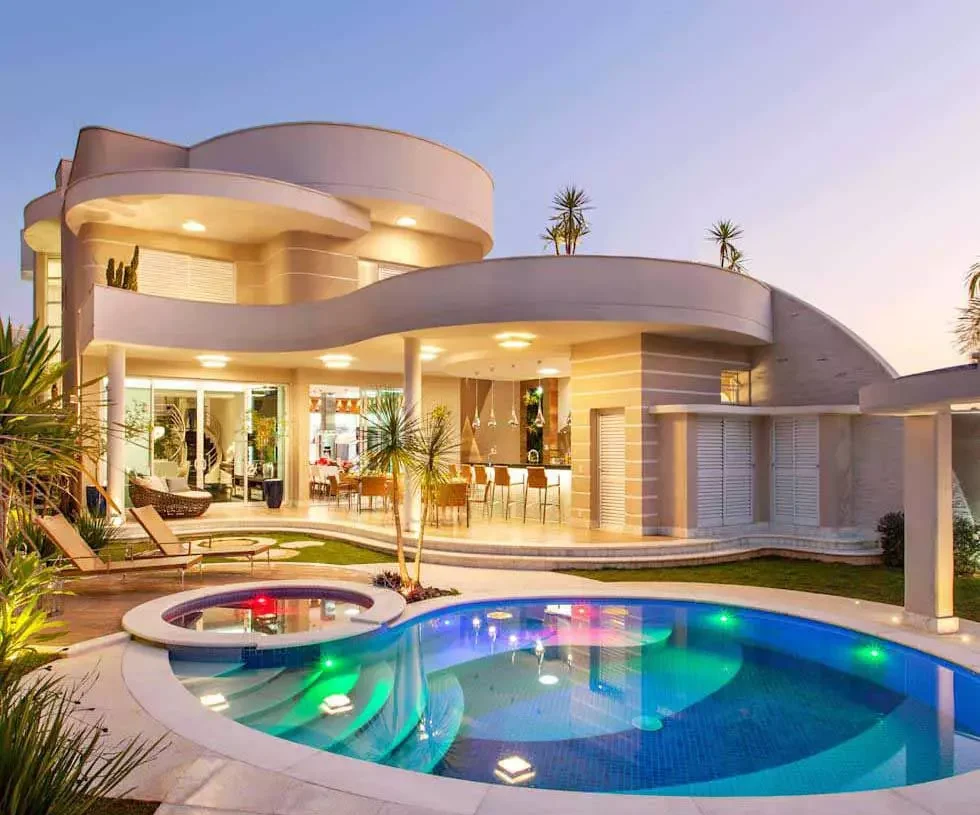 ویژگی اصلی که می توان برای سبک مدرن بیان نمود ساده تر بودن عناصر و جزئیات و حذف تزئینات است، به گونه ای که همه چیز به راحتی و قابل درک است. متریال های مورد استفاده در طراحی مدرن سنگ، چوب و شیشه می باشد. در طراحی ویلاهای مدرن نور دارای اهمیت بسیاری است، از این رو در هنگام‌ طراحی این گونه مکان ها باید تابش نور خورشید مورد بررسی قرار بگیرد.‌ اگر در طراحی قسمت های مختلف ویلا به سبک مدرن برای یک قسمت نور در نظر نگیرید سبب می شود که آن قسمت کسل کننده باشد، از این رو در طراحی ویلاهای مدرن سعی می شود که از نورپردازی به خصوص نور طبیعی بهره گرفته شود. در سبک مدرن بیشتر از اشکال مکعبی و گوشه دار بهره گرفته می شود به طور مثال یکی از مشخصه های سبک مدرن وجود پنجره های بزرگ به صورت مکعبی شکل در ساختمان است. ویلاهای مدرن نسبت به ویلاهای کلاسیک اقتصادی تر هستند زیرا هزینه های کمتری را باید برای تعمیر و نگهداری آن ها انجام بدهید. این گونه ویلا ها به نحوی طراحی می شوند که انرژی کمتری را در حین ساخت مصرف کنند و همچنین تأثیر به مراتب کمتری را بر روی محیط زیست بگذارند. ایجاد تغییرات در دکوراسیون و چیدمان یک ویلای مدرن بسیار راحت است، به گونه ای که شما می توانید به راحتی و آسانی جاهای مبل و یا میز و تلویزیون را تغییر بدهید بدون آن که مجبور باشید هزینه ای اضافی انجام بدهید.